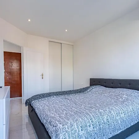 Appartement Renting T2 Entièrement Rénové Derrière Le Martinez *