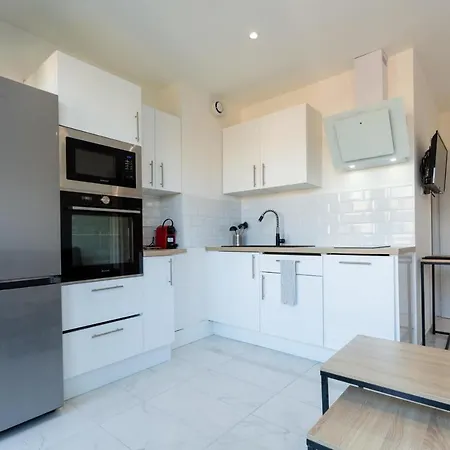 Renting T2 Entièrement Rénové Derrière Le Martinez Appartement *